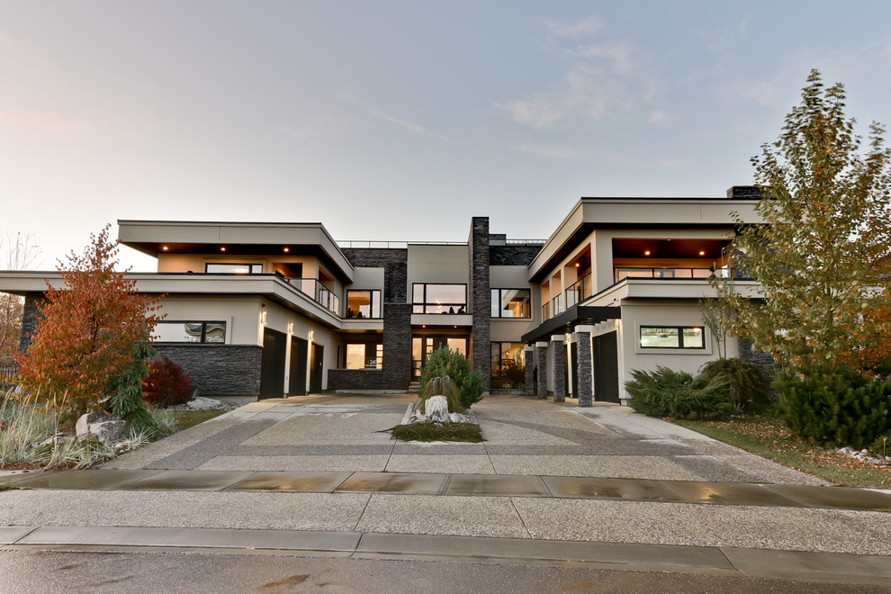 Geräumiges, Zweistöckiges Modernes Einfamilienhaus mit Putzfassade, grauer Fassadenfarbe und Flachdach in Calgary