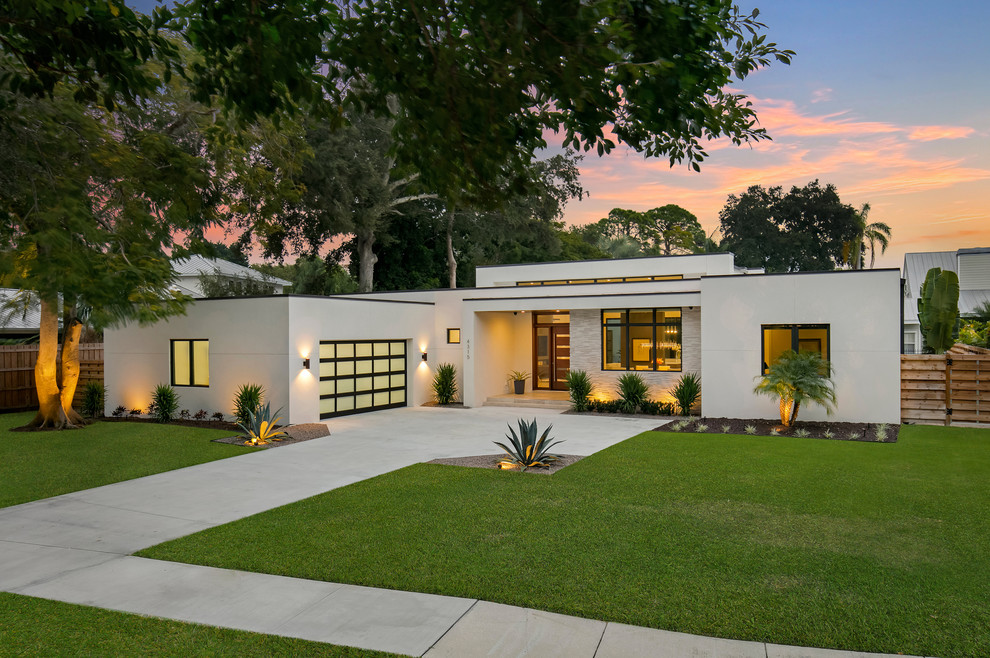 Mittelgroßes, Einstöckiges Modernes Einfamilienhaus mit Putzfassade, weißer Fassadenfarbe und Flachdach in Tampa
