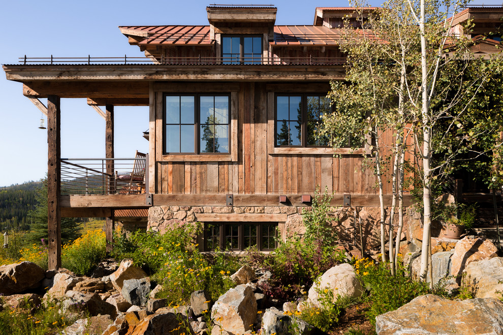 Kleine, Dreistöckige Rustikale Holzfassade Haus mit Satteldach in Denver