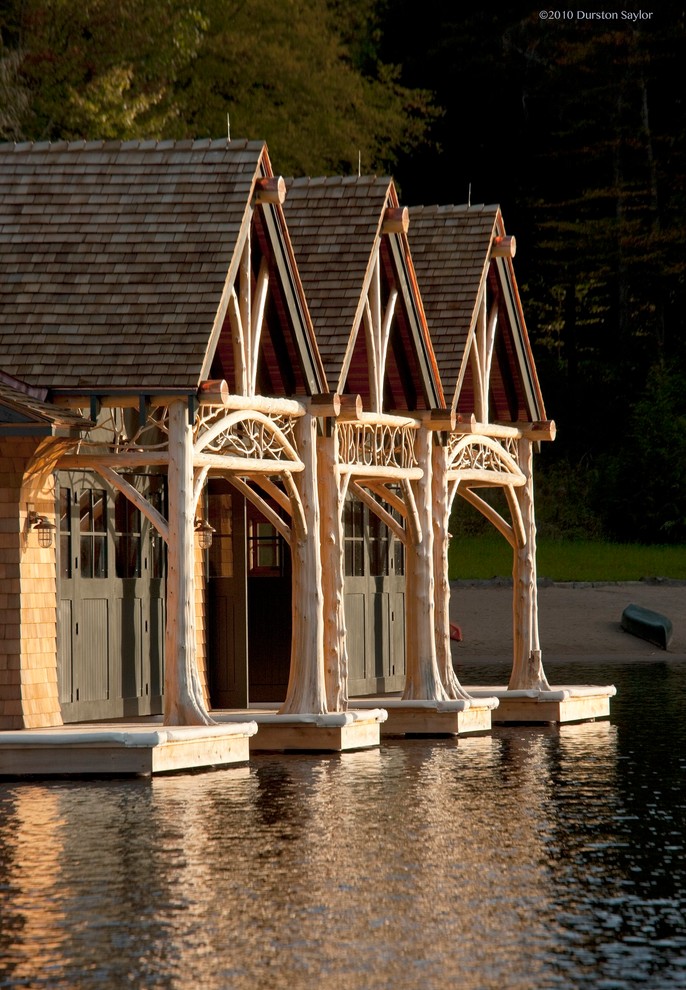 Diseño de fachada beige rústica extra grande con revestimiento de madera
