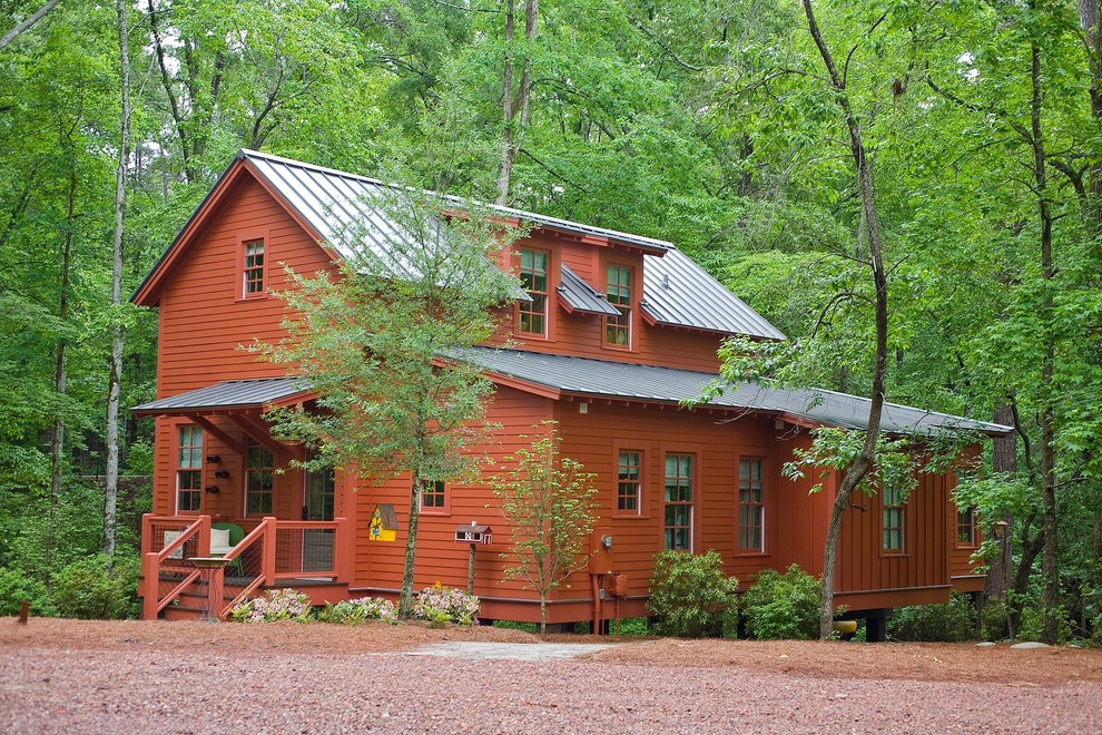 Пример оригинального дизайна: двухэтажный, красный дом в стиле рустика для охотников