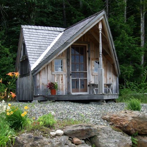 На фото: маленький дом в скандинавском стиле для на участке и в саду, охотников