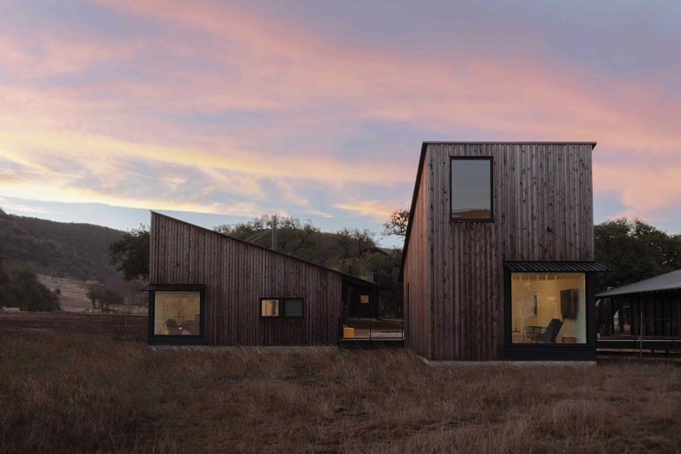 Inspiration för ett rustikt brunt hus, med två våningar, pulpettak och tak i metall