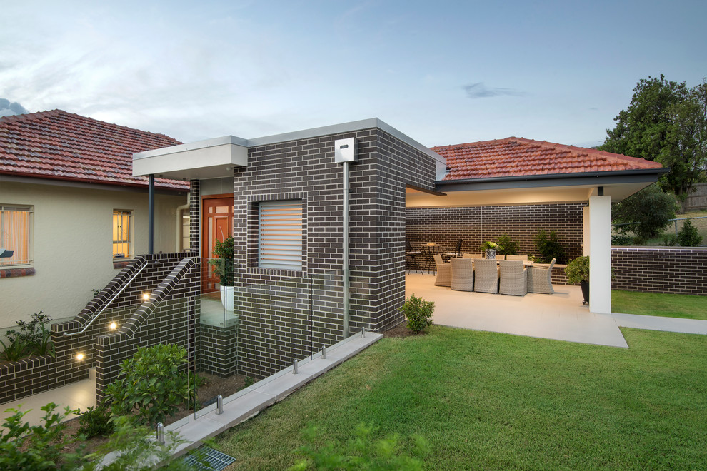 Mittelgroßes, Zweistöckiges Modernes Einfamilienhaus mit Backsteinfassade, bunter Fassadenfarbe, Walmdach und Schindeldach in Brisbane