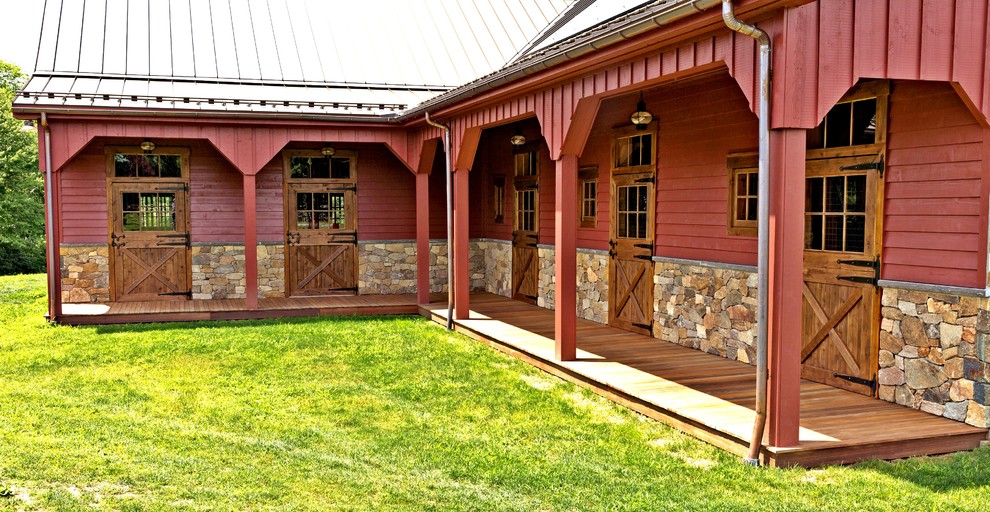 Пример оригинального дизайна: двухэтажный, красный дом среднего размера в стиле кантри с облицовкой из камня и двускатной крышей