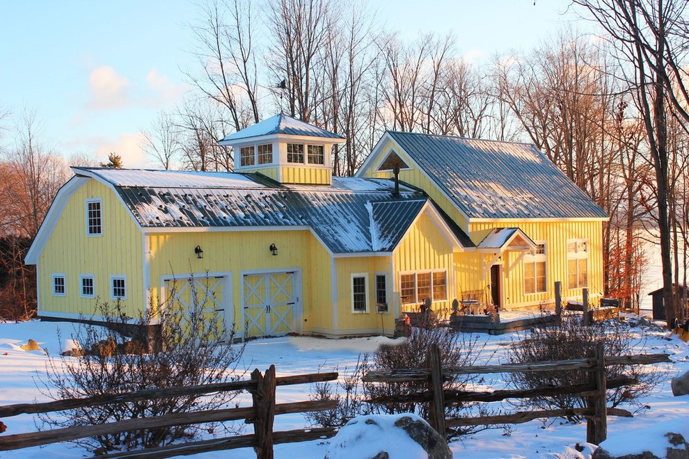Mittelgroßes, Einstöckiges Landhausstil Haus mit gelber Fassadenfarbe in Burlington