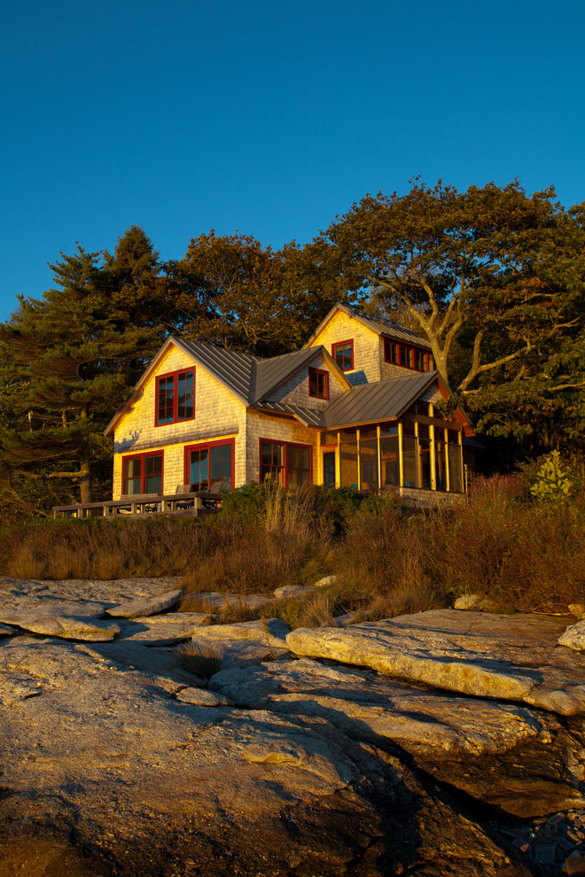На фото: двухэтажный, деревянный дом среднего размера в морском стиле с