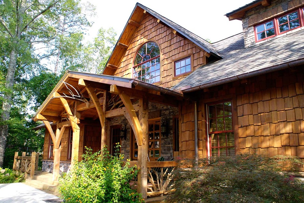 Inspiration pour une façade de maison chalet en bois.