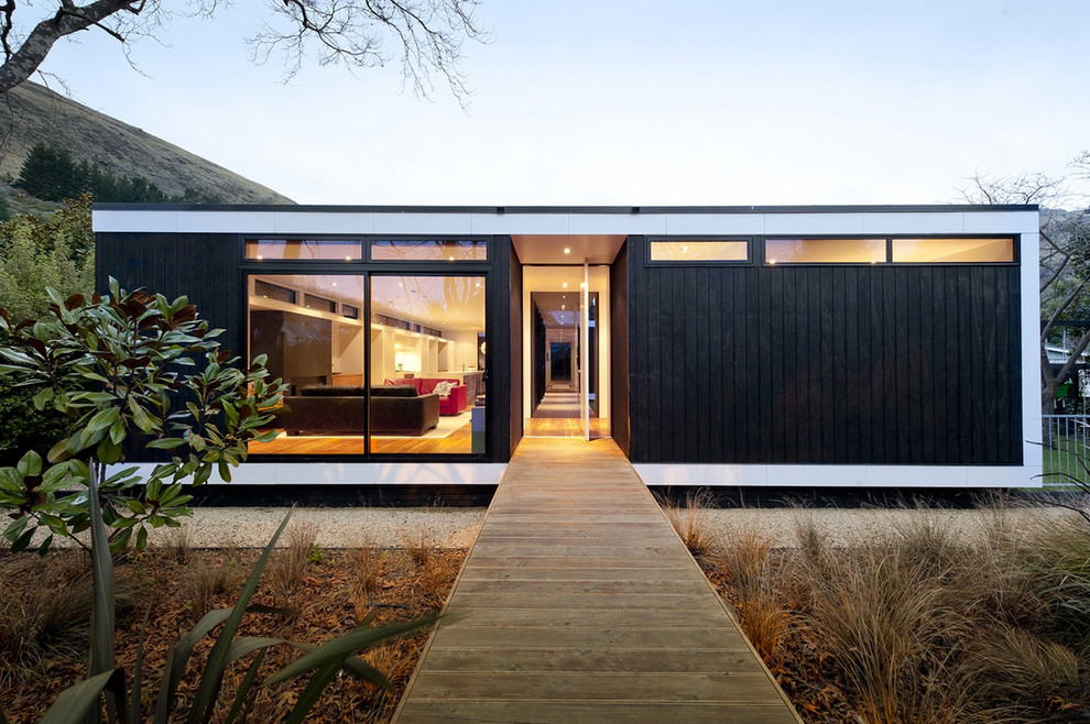 Idee per la facciata di una casa nera moderna a un piano con tetto piano
