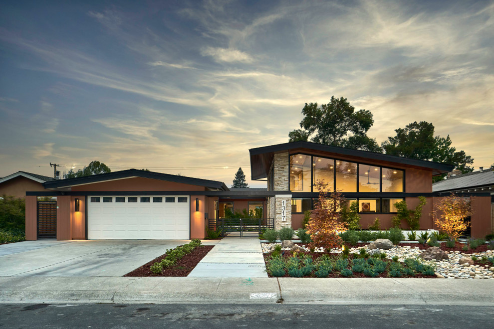 Свежая идея для дизайна: двухэтажный, коричневый частный загородный дом в стиле ретро с двускатной крышей - отличное фото интерьера