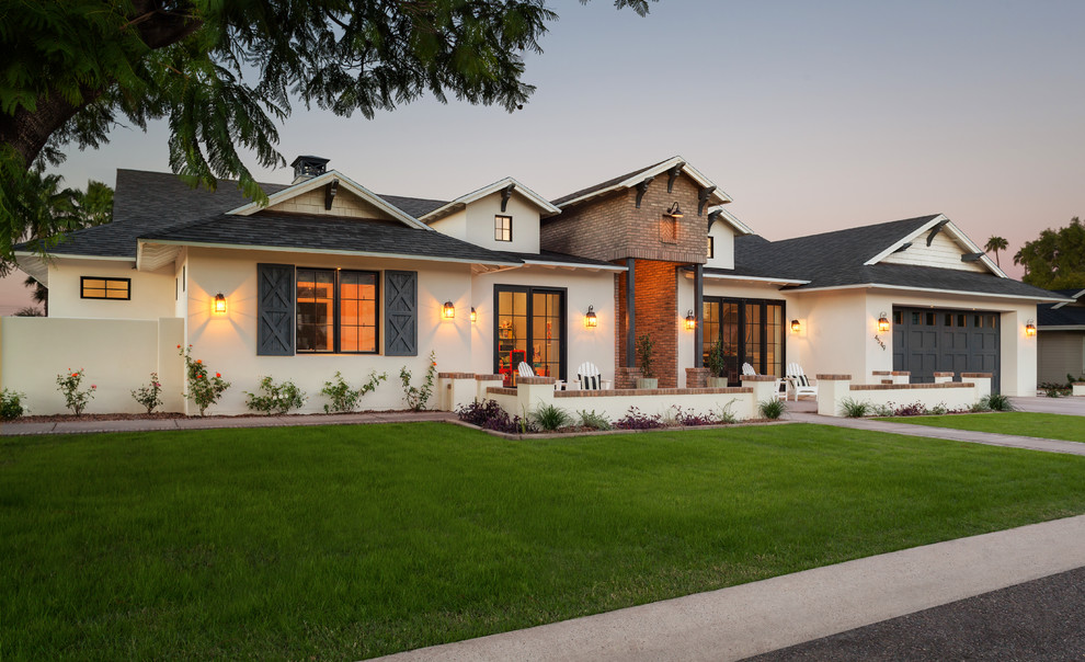 Country Haus mit weißer Fassadenfarbe und Walmdach in Phoenix