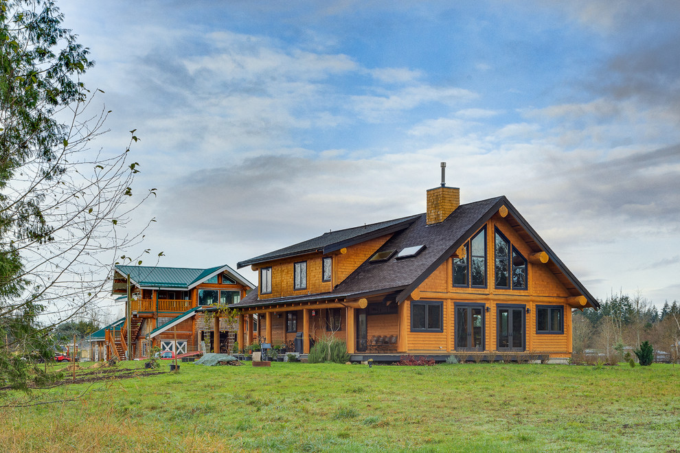 Cette photo montre une façade de maison montagne de taille moyenne et à un étage avec un toit à deux pans.