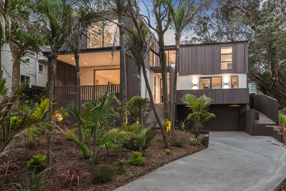 Réalisation d'une grande façade de maison multicolore design à deux étages et plus avec un revêtement mixte, un toit en appentis et un toit en métal.