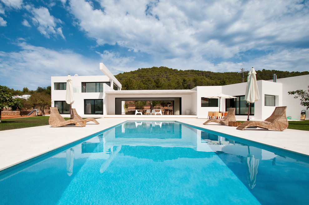 Свежая идея для дизайна: большой, двухэтажный, белый дом в средиземноморском стиле с облицовкой из цементной штукатурки и плоской крышей - отличное фото интерьера