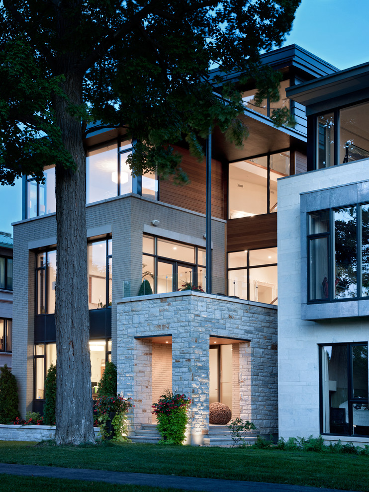 Ispirazione per la facciata di una casa contemporanea con rivestimento in pietra