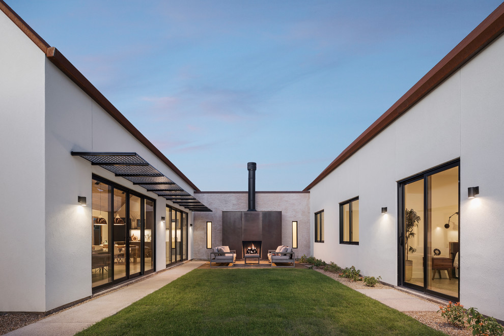 Einstöckiges Mediterranes Einfamilienhaus mit Putzfassade, weißer Fassadenfarbe, Satteldach und Blechdach in Phoenix