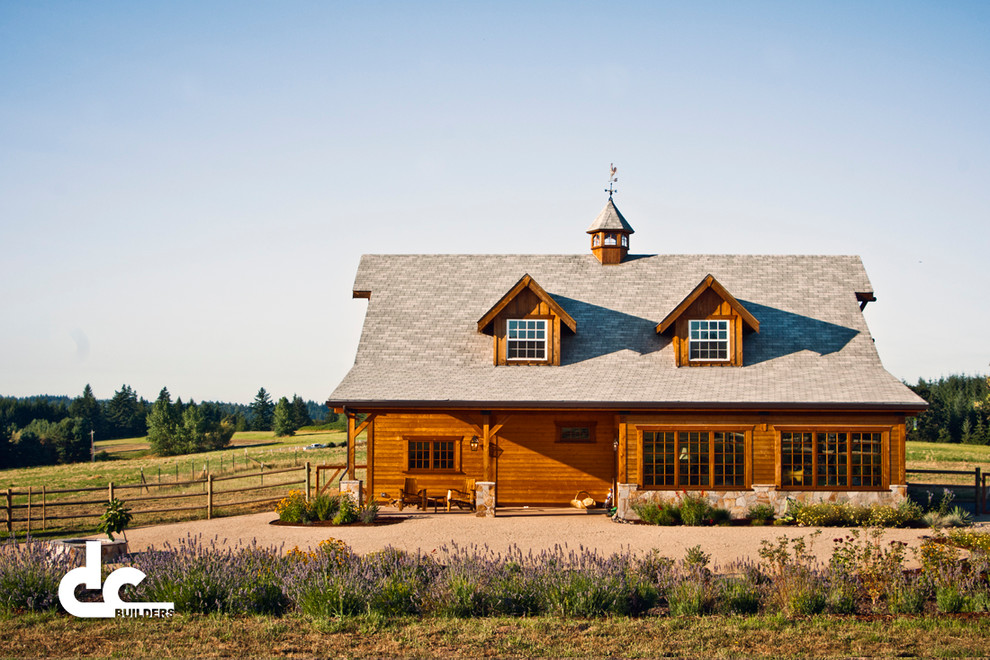 Immagine della facciata di una casa marrone classica a due piani di medie dimensioni con rivestimento in legno e tetto a capanna