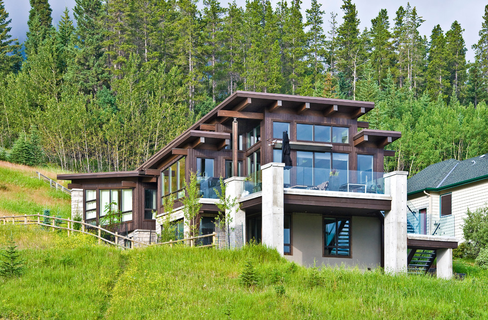 Cette photo montre une façade de maison montagne à un étage avec un revêtement mixte.