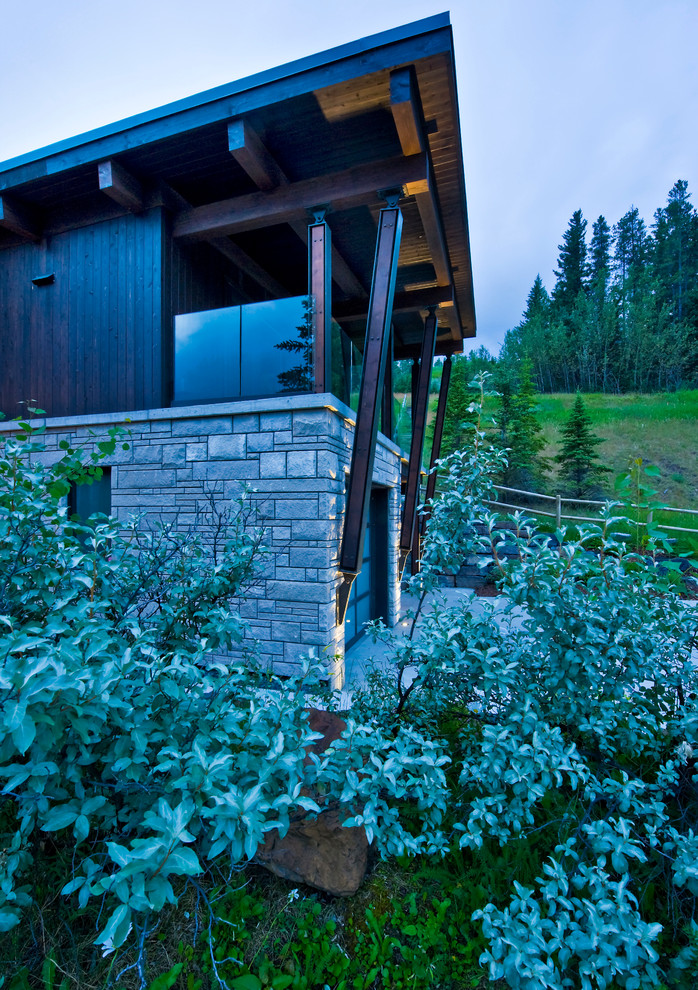 This is an example of a rustic house exterior in Vancouver.