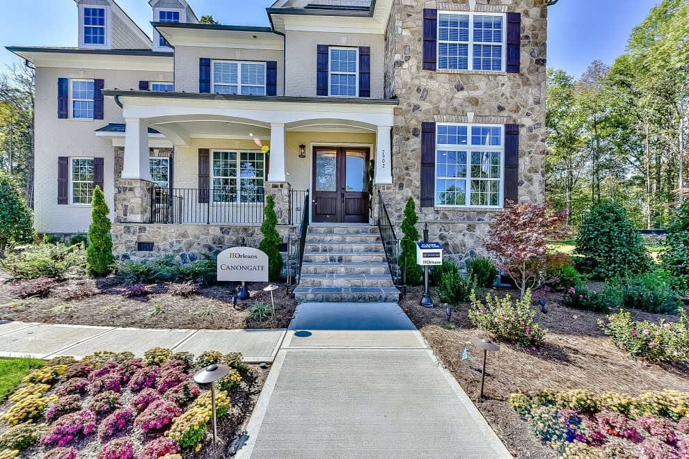 Geräumiges, Zweistöckiges Einfamilienhaus mit gestrichenen Ziegeln, beiger Fassadenfarbe, Satteldach und Schindeldach in Charlotte