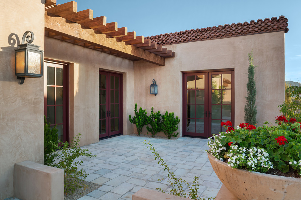 フェニックスにあるラグジュアリーな巨大な地中海スタイルのおしゃれな家の外観 (漆喰サイディング) の写真