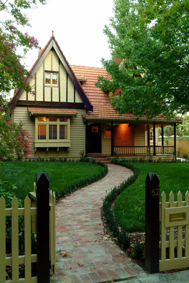 Cottage chic exterior home photo in Melbourne