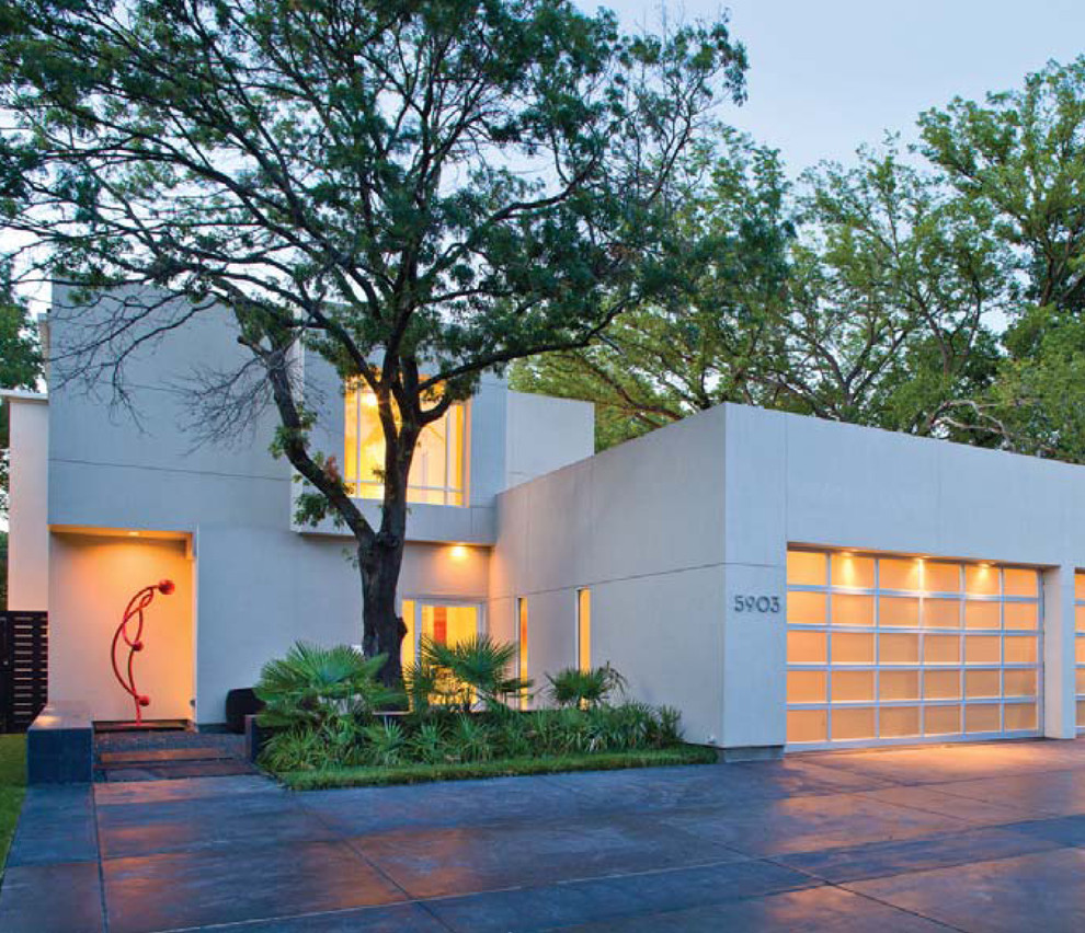 Diseño de fachada blanca moderna grande de dos plantas con tejado plano