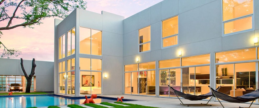 Inspiration pour une grande façade de maison blanche minimaliste à un étage avec un toit plat.