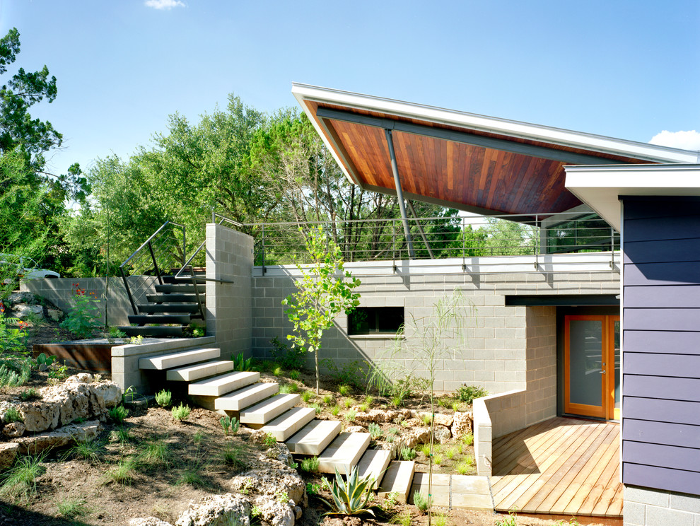 Zweistöckiges Modernes Einfamilienhaus mit Mix-Fassade, grauer Fassadenfarbe und Walmdach in Austin