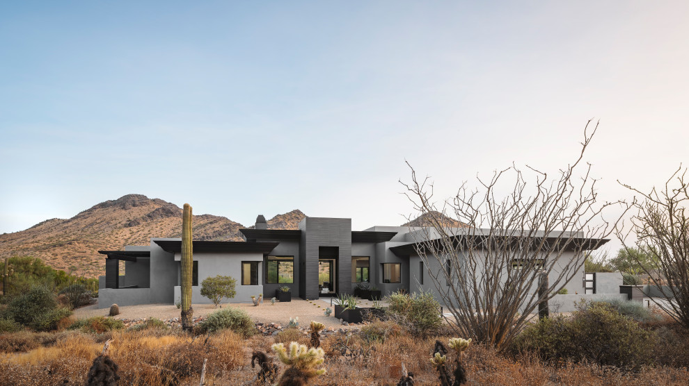 Großes, Einstöckiges Modernes Einfamilienhaus mit Putzfassade, grauer Fassadenfarbe, Flachdach, Misch-Dachdeckung und schwarzem Dach in Phoenix