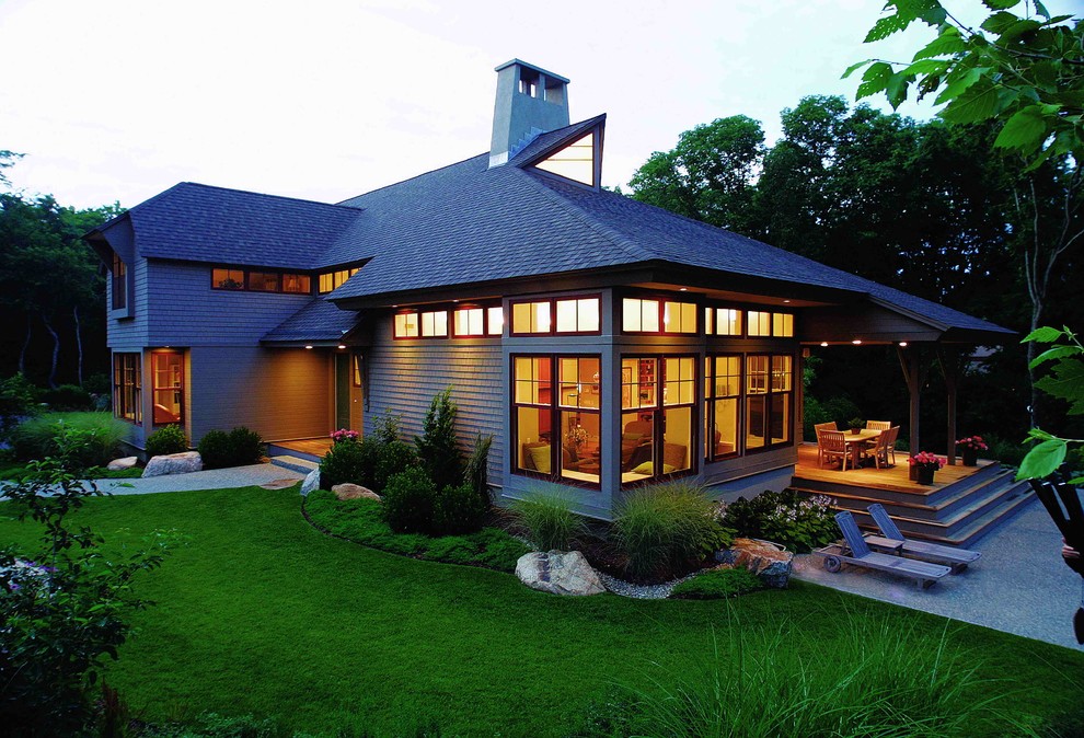 Cette photo montre une façade de maison éclectique en bois de taille moyenne et à un étage.
