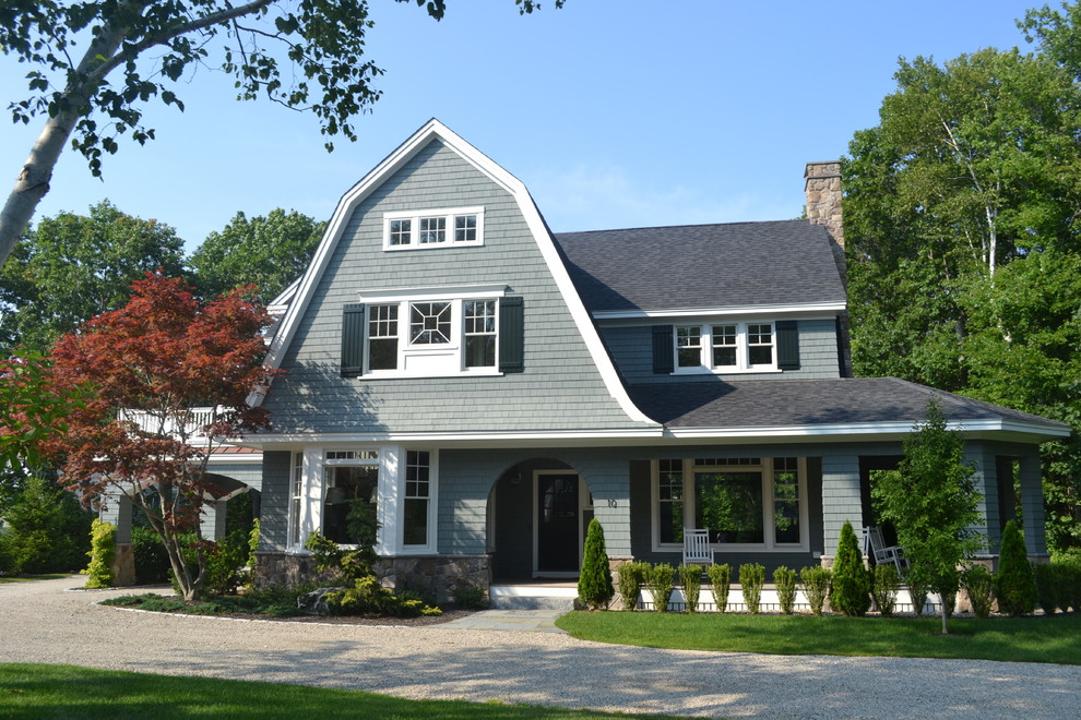 Zweistöckige Klassische Holzfassade Haus mit grauer Fassadenfarbe und Mansardendach in Portland Maine