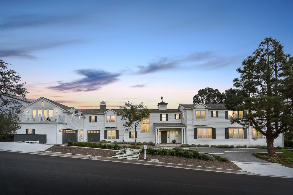 Zweistöckiges Maritimes Einfamilienhaus mit weißer Fassadenfarbe, Satteldach und Schindeldach in Los Angeles