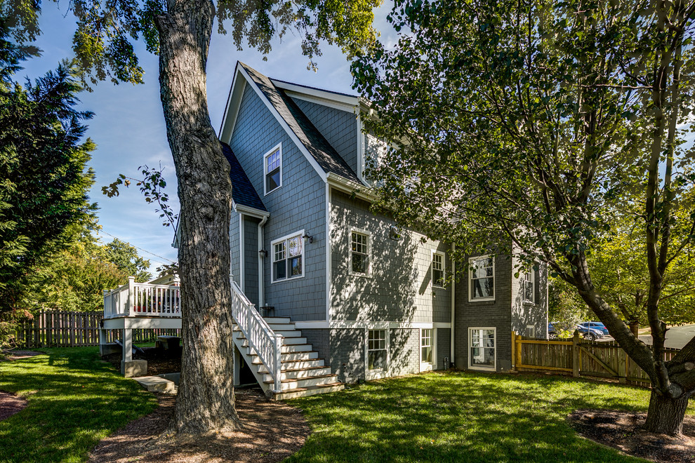 Mittelgroßes, Zweistöckiges Uriges Haus mit Mix-Fassade, grauer Fassadenfarbe und Satteldach in Orange County
