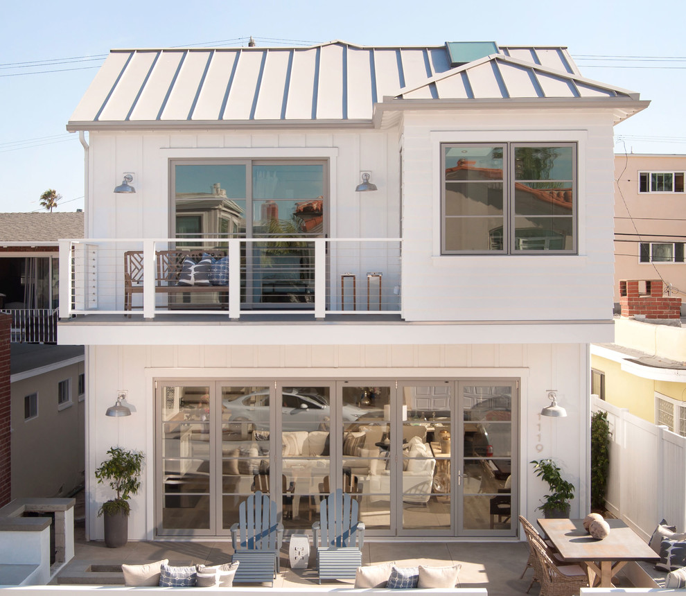 Großes, Zweistöckiges Maritimes Haus mit weißer Fassadenfarbe in Orange County