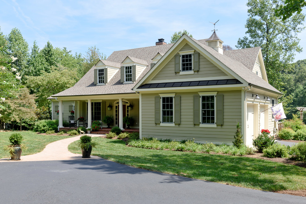 Diseño de fachada de casa beige clásica de tamaño medio de dos plantas con revestimiento de vinilo, tejado a dos aguas y tejado de teja de madera