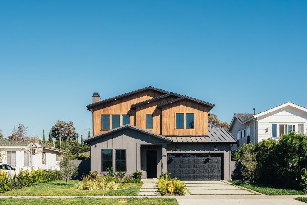 Diseño de fachada de casa multicolor de estilo de casa de campo con revestimientos combinados, tejado a dos aguas y tejado de metal
