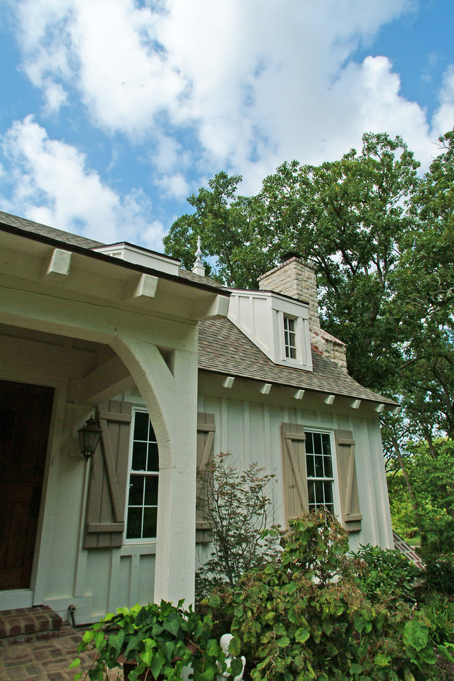 Esempio della facciata di una casa piccola american style a due piani con rivestimento in legno