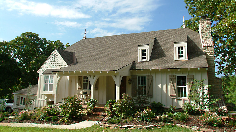 Ispirazione per la facciata di una casa piccola american style a due piani con rivestimento in legno