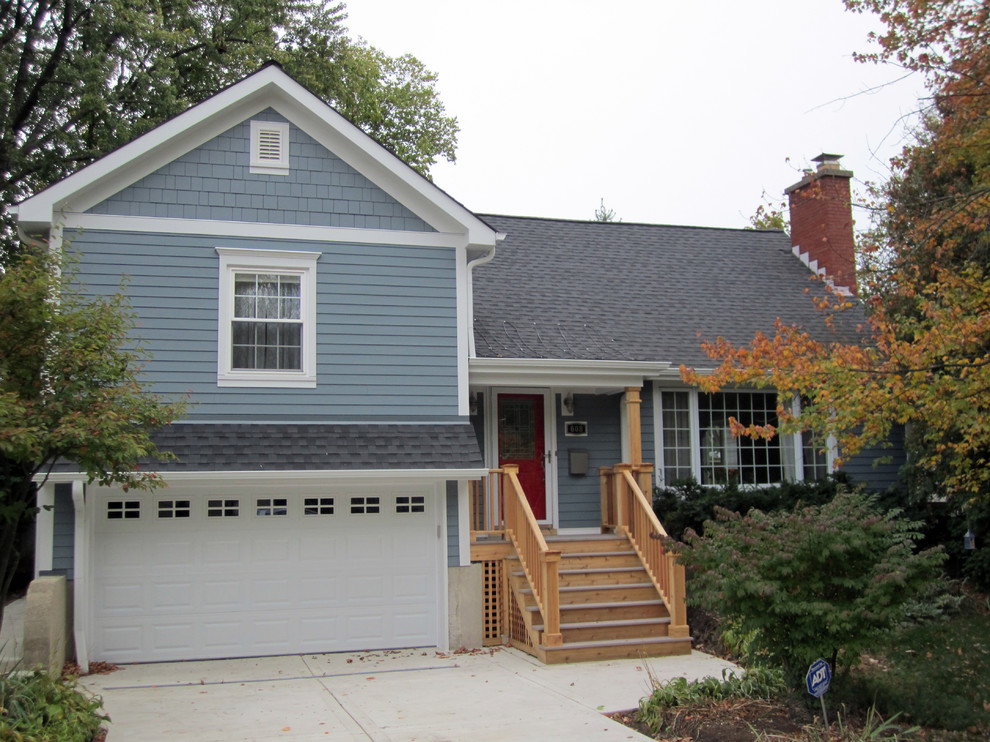 Diseño de fachada de casa azul clásica de tamaño medio de dos plantas con revestimiento de aglomerado de cemento, tejado a dos aguas y tejado de teja de madera
