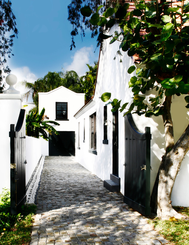 Mediterranes Haus mit weißer Fassadenfarbe in Miami