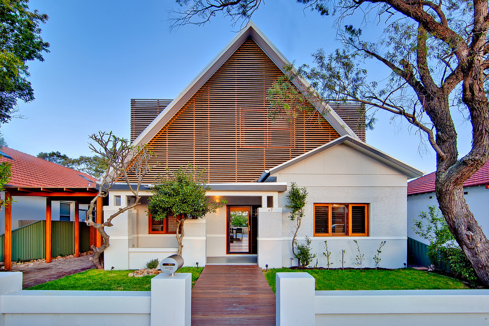 Mittelgroße, Zweistöckige Moderne Holzfassade Haus mit Satteldach und grauer Fassadenfarbe in Sydney