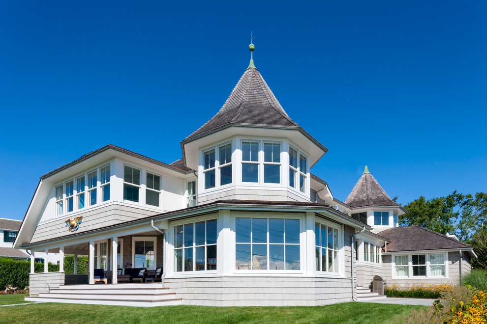 Foto della facciata di una casa stile marinaro di medie dimensioni con rivestimento in legno
