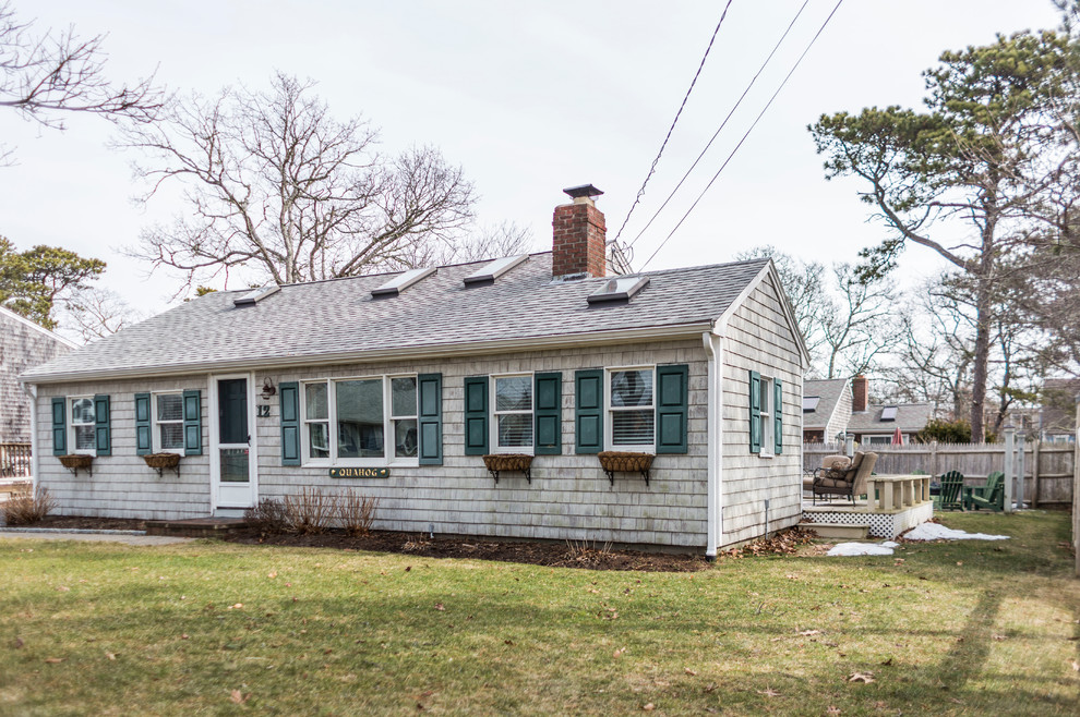 Kleines Maritimes Einfamilienhaus mit grauer Fassadenfarbe in Boston