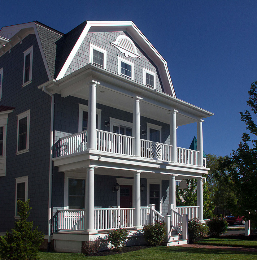 Ejemplo de fachada de casa azul clásica grande de tres plantas con revestimiento de vinilo, tejado a doble faldón y tejado de teja de madera
