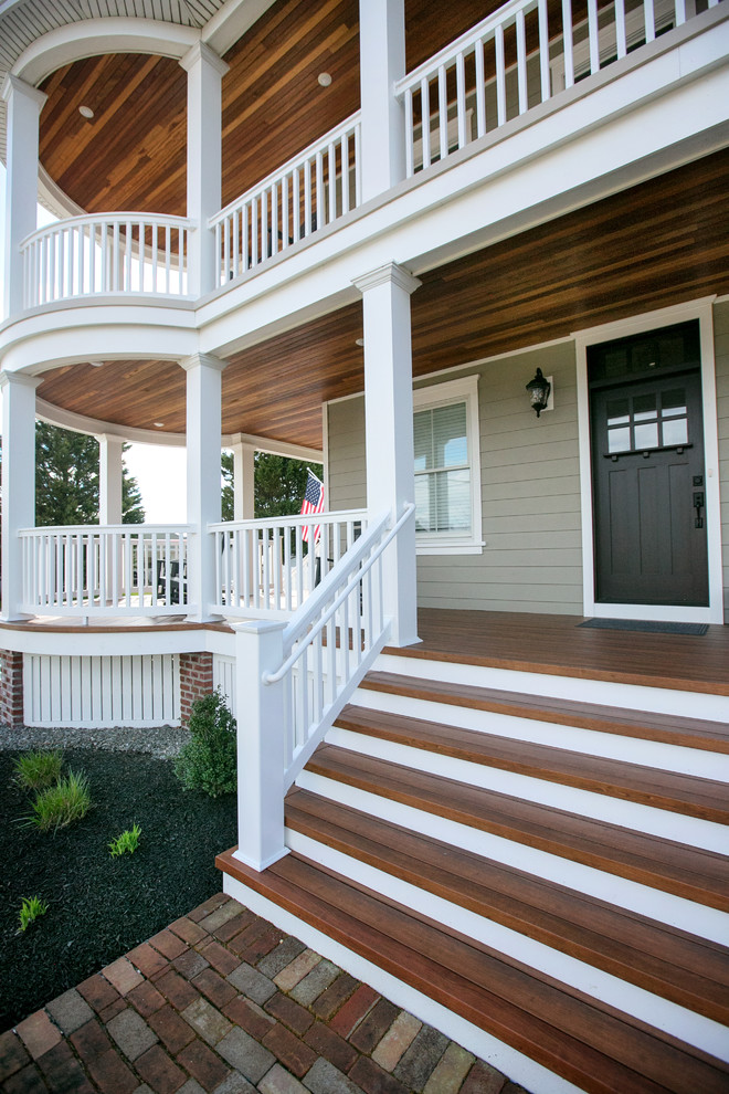 Modelo de fachada de casa multicolor costera grande de tres plantas con revestimiento de madera
