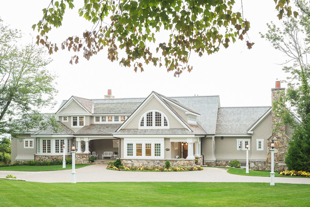 Zweistöckiges Maritimes Haus mit beiger Fassadenfarbe und Satteldach in Portland Maine
