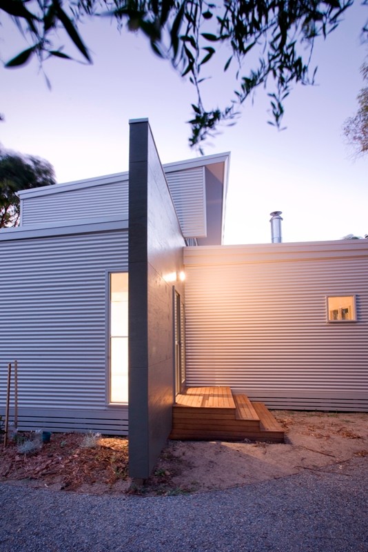 Mittelgroßes, Zweistöckiges Maritimes Haus mit Metallfassade, grauer Fassadenfarbe und Flachdach in Melbourne