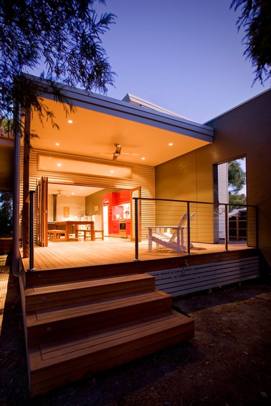Mittelgroßes, Zweistöckiges Maritimes Haus mit Metallfassade, grauer Fassadenfarbe und Flachdach in Melbourne