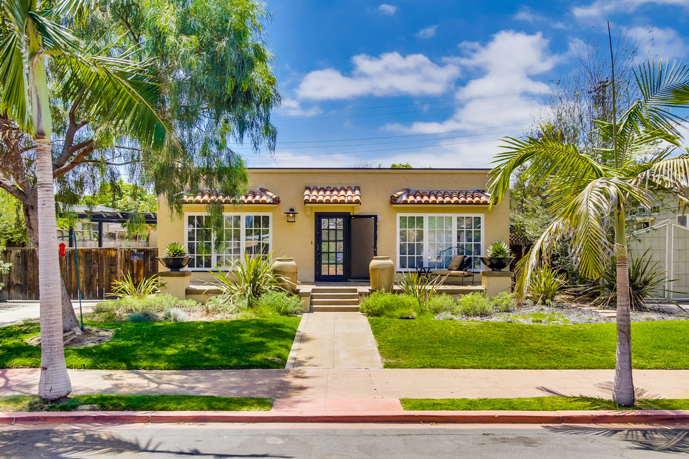 Kleines, Einstöckiges Mediterranes Haus mit Putzfassade und beiger Fassadenfarbe in San Diego